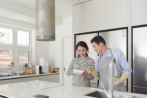 포토 JPG 그릇 여자 남자 중년 50대 가족 실내 요리 서기 미소 들기 상반신 성인 두명 앞모습 30대 주방 식사 한국인 가리킴 설거지 준비 고무장갑 닦기 행주 부녀 국내포토 식기 딸 뷰포인트 장갑 가사 관계 모션 표정 사람 동양인 손짓 내부 장년 아빠 청소도구 고무 파일형식