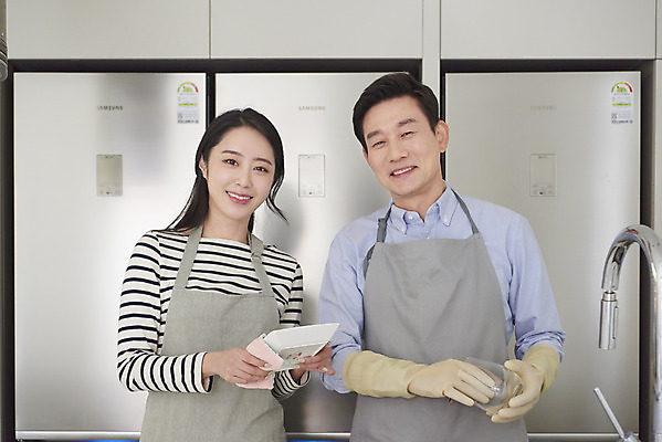 포토 JPG 그릇 여자 남자 중년 50대 가족 실내 요리 서기 미소 들기 상반신 성인 두명 앞모습 30대 주방 식사 한국인 설거지 준비 고무장갑 닦기 행주 부녀 국내포토 식기 딸 뷰포인트 장갑 가사 관계 모션 표정 사람 동양인 내부 장년 아빠 청소도구 고무 파일형식