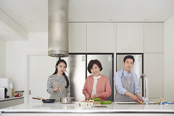 포토 JPG 여자 남자 딸 중년 50대 가족 엄마 실내 요리 서기 미소 들기 상반신 성인 앞모습 세명 30대 주방 계란 식사 한국인 프라이팬 아빠 냄비 준비 대파 국내포토 뷰포인트 관계 모션 주방용품 표정 사람 동양인 내부 장년 알 솥 파 파일형식