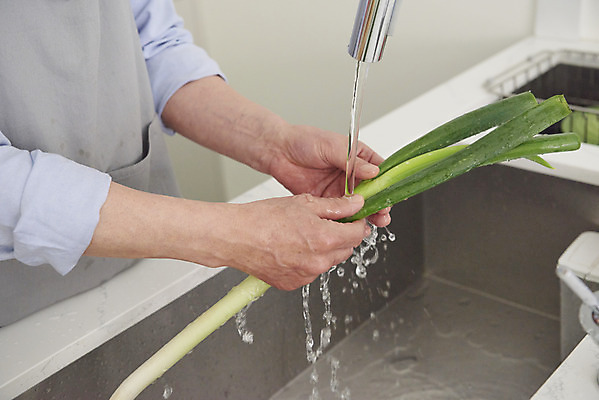 포토 JPG 손 남자 중년 50대 실내 요리 한명 서기 상반신 신체부위 주방 식사 한국인 씻기 준비 닦기 대파 중년남자한명만 국내포토 1 모션 사람 동양인 성인 내부 청결 파 남자한명만 중년남자만 파일형식