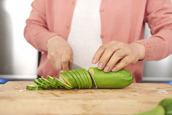 포토 JPG 손 여자 중년 50대 호박 도마 실내 요리 한명 서기 상반신 앞모습 신체부위 주방 식사 한국인 칼 자르기 준비 애호박 중년여자한명만 국내포토 1 뷰포인트 채소 모션 주방용품 사람 동양인 성인 내부 여자한명만 중년여자만 파일형식