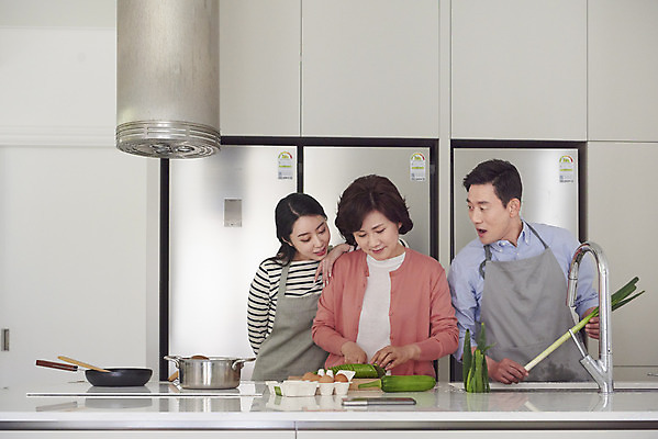 포토 JPG 여자 남자 딸 중년 50대 가족 호박 엄마 수저 실내 요리 서기 미소 상반신 성인 앞모습 세명 30대 주방 계란 식사 놀람 한국인 아빠 칼 냄비 자르기 국자 준비 대파 국내포토 식기 감정 뷰포인트 채소 관계 모션 주방용품 표정 사람 동양인 내부 장년 알 솥 파 파일형식