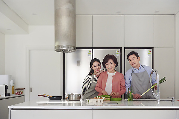 포토 JPG 여자 남자 딸 중년 50대 가족 호박 엄마 수저 실내 요리 서기 미소 상반신 성인 앞모습 세명 30대 주방 계란 식사 한국인 아빠 냄비 국자 준비 대파 국내포토 식기 뷰포인트 채소 관계 모션 주방용품 표정 사람 동양인 내부 장년 알 솥 파 파일형식