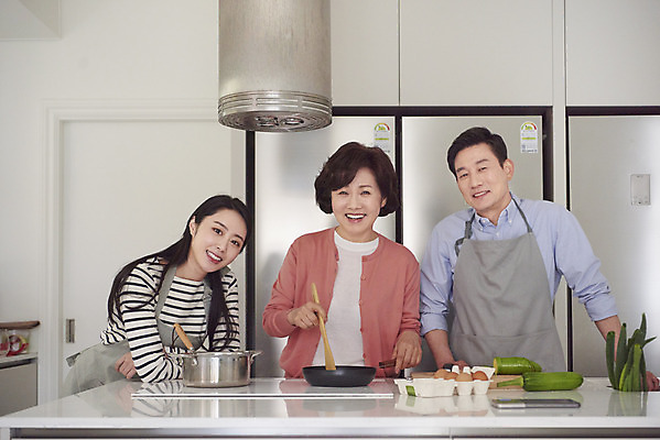 포토 JPG 여자 남자 딸 중년 50대 가족 호박 엄마 수저 실내 요리 서기 미소 상반신 성인 앞모습 세명 30대 주방 계란 식사 한국인 아빠 냄비 국자 준비 대파 국내포토 식기 뷰포인트 채소 관계 모션 주방용품 표정 사람 동양인 내부 장년 알 솥 파 파일형식