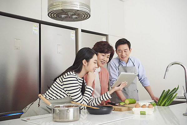 포토 JPG 응시 여자 남자 딸 중년 50대 가족 엄마 실내 요리 서기 미소 들기 상반신 성인 옆모습 세명 30대 스마트기기 태블릿 주방 식사 한국인 아빠 준비 레시피 국내포토 시선 뷰포인트 관계 모션 표정 사람 동양인 내부 장년 전자제품 파일형식