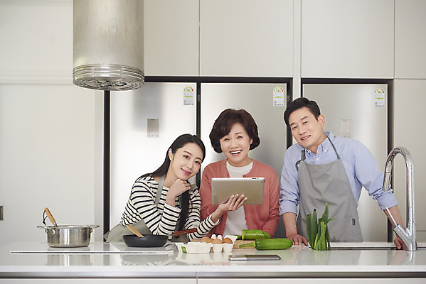 포토 JPG 여자 남자 딸 중년 50대 가족 엄마 실내 요리 서기 미소 들기 상반신 성인 앞모습 세명 30대 스마트기기 태블릿 주방 식사 한국인 아빠 준비 레시피 국내포토 뷰포인트 관계 모션 표정 사람 동양인 내부 장년 전자제품 파일형식