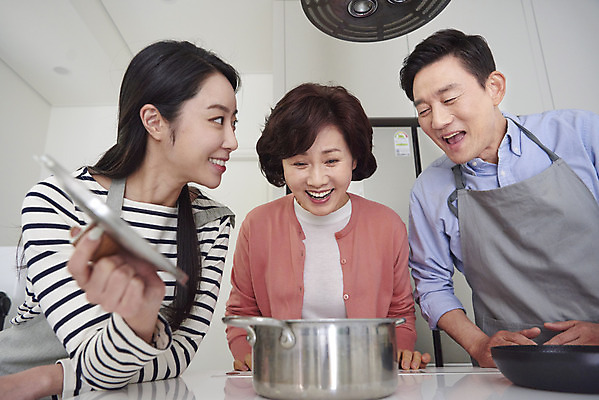 포토 JPG 응시 여자 남자 딸 행복 로우앵글 중년 50대 가족 엄마 실내 요리 서기 미소 상반신 성인 앞모습 세명 30대 주방 식사 희망 놀람 한국인 아빠 맛 냄비 준비 평가 국내포토 시선 감정 뷰포인트 컨셉 관계 모션 표정 사람 동양인 내부 장년 솥 파일형식