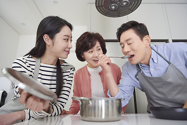 포토 JPG 응시 여자 남자 딸 행복 로우앵글 중년 50대 가족 엄마 수저 실내 요리 서기 미소 상반신 성인 앞모습 세명 30대 주방 식사 희망 놀람 한국인 아빠 맛 냄비 먹기 준비 평가 국내포토 식기 시선 감정 뷰포인트 컨셉 관계 모션 표정 사람 동양인 내부 장년 솥 파일형식
