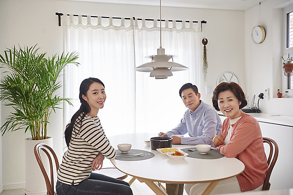 포토 JPG 여자 남자 딸 중년 50대 의자 가족 식탁 밥 엄마 실내 요리 미소 앉기 상반신 성인 옆모습 세명 30대 식사 한국인 시간 기다림 아빠 국내포토 음식 뷰포인트 가구 관계 모션 탁자 표정 사람 동양인 내부 장년 파일형식