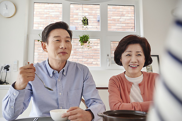 포토 JPG 여자 남자 딸 중년 50대 의자 가족 식탁 밥 엄마 실내 요리 미소 앉기 상반신 성인 앞모습 신체부위 세명 30대 식사 한국인 시간 아빠 먹기 팔 국내포토 음식 뷰포인트 가구 관계 모션 탁자 표정 사람 동양인 내부 장년 파일형식