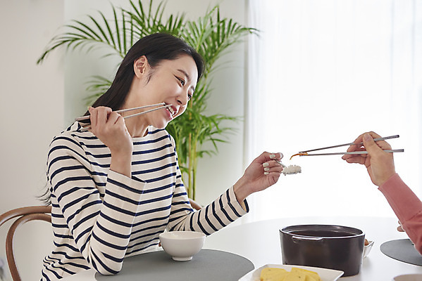 포토 JPG 손 여자 중년 50대 의자 가족 식탁 밥 모녀 반찬 김치 수저 실내 요리 미소 들기 앉기 상반신 성인 두명 옆모습 신체부위 30대 식사 화목 한국인 시간 주기 계란말이 여자만 국내포토 식기 딸 한식 음식 뷰포인트 가구 컨셉 관계 모션 탁자 엄마 표정 사람 동양인 내부 장년 계란요리 파일형식