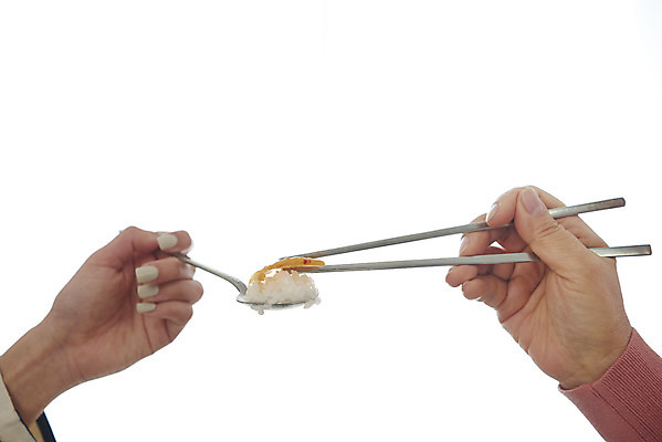 포토 JPG 손 여자 중년 50대 의자 가족 식탁 밥 모녀 반찬 수저 실내 요리 미소 앉기 성인 두명 신체부위 30대 식사 화목 한국인 시간 주기 계란말이 여자만 국내포토 식기 딸 음식 가구 컨셉 관계 모션 탁자 엄마 표정 사람 동양인 내부 장년 계란요리 파일형식