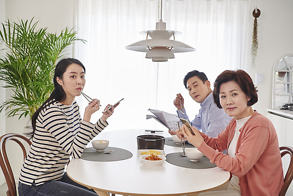 포토 JPG 응시 여자 남자 딸 중년 50대 의자 가족 식탁 밥 엄마 김치 실내 요리 미소 들기 앉기 상반신 성인 옆모습 세명 30대 스마트폰 식사 한국인 시간 신문 아빠 된장찌개 계란말이 국내포토 시선 한식 음식 뷰포인트 가구 관계 모션 탁자 표정 사람 동양인 내부 간행물 장년 핸드폰 스마트기기 뉴스 계란요리 찌개 파일형식