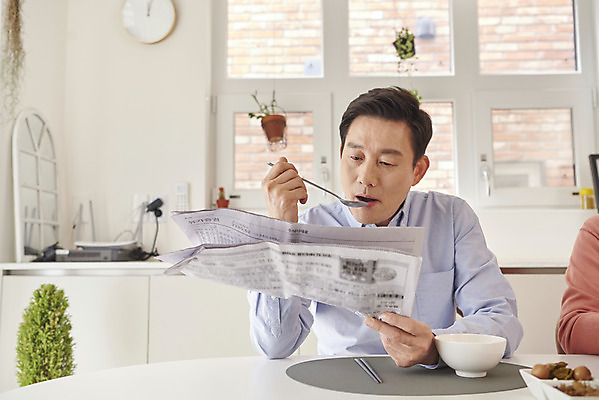 포토 JPG 그릇 응시 남자 중년 50대 의자 식탁 밥 수저 실내 요리 한명 미소 들기 앉기 상반신 앞모습 식사 한국인 시간 신문 먹기 중년남자한명만 국내포토 1 식기 시선 음식 뷰포인트 가구 모션 탁자 표정 사람 동양인 성인 내부 간행물 뉴스 남자한명만 중년남자만 파일형식