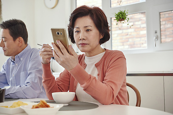 포토 JPG 그릇 부부 응시 여자 남자 중년 50대 의자 가족 식탁 밥 김치 수저 실내 요리 미소 들기 앉기 상반신 두명 옆모습 스마트폰 식사 한국인 시간 먹기 중년만 국내포토 식기 커플 시선 한식 음식 뷰포인트 가구 관계 모션 탁자 표정 사람 동양인 성인 내부 핸드폰 스마트기기 성인만 파일형식