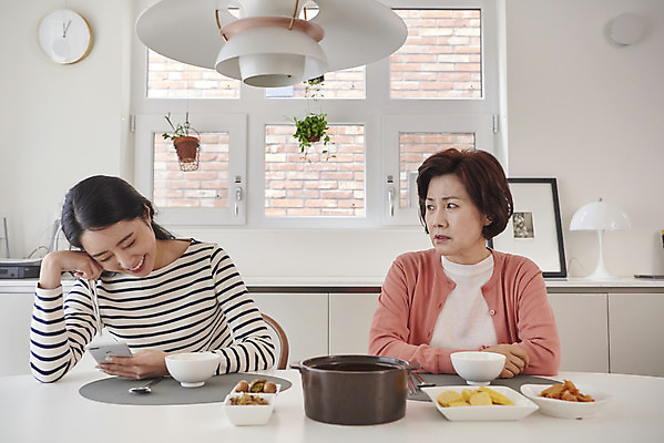 포토 JPG 응시 여자 중년 50대 이어폰 의자 가족 식탁 밥 모녀 수저 실내 요리 미소 들기 앉기 상반신 성인 두명 앞모습 30대 스마트폰 식사 한국인 짜증 시간 먹기 영상 잔소리 여자만 국내포토 식기 시선 딸 감정 음식 뷰포인트 음향기기 가구 관계 모션 탁자 엄마 표정 사람 동양인 내부 장년 핸드폰 스마트기기 파일형식
