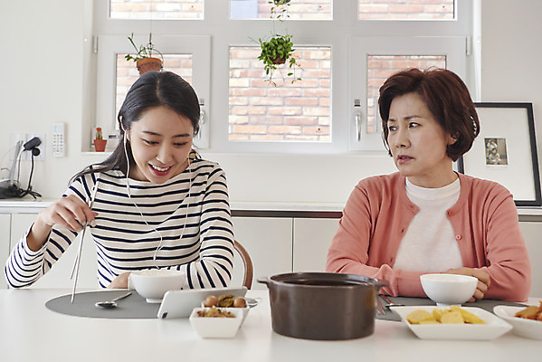포토 JPG 응시 여자 중년 50대 이어폰 의자 가족 식탁 밥 모녀 수저 실내 요리 미소 들기 앉기 상반신 성인 두명 앞모습 30대 스마트폰 식사 한국인 짜증 시간 먹기 영상 잔소리 여자만 국내포토 식기 시선 딸 감정 음식 뷰포인트 음향기기 가구 관계 모션 탁자 엄마 표정 사람 동양인 내부 장년 핸드폰 스마트기기 파일형식