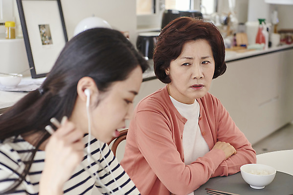 포토 JPG 응시 여자 중년 50대 이어폰 의자 가족 식탁 밥 모녀 수저 실내 요리 미소 앉기 상반신 성인 두명 옆모습 30대 식사 한국인 짜증 시간 먹기 잔소리 여자만 국내포토 식기 시선 딸 감정 음식 뷰포인트 음향기기 가구 관계 모션 탁자 엄마 표정 사람 동양인 내부 장년 파일형식
