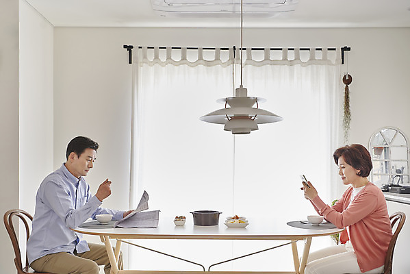 포토 JPG 부부 여자 남자 중년 50대 가족 식탁 밥 실내 요리 들기 앉기 상반신 두명 옆모습 스마트폰 식사 한국인 시간 신문 된장찌개 단절 중년만 국내포토 커플 한식 음식 뷰포인트 관계 모션 탁자 사람 동양인 성인 내부 간행물 핸드폰 스마트기기 뉴스 찌개 성인만 파일형식