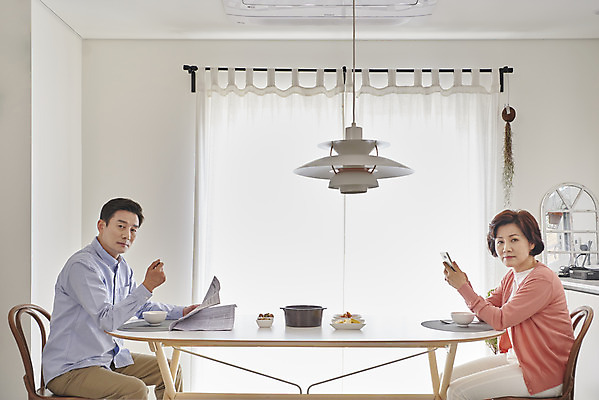 포토 JPG 부부 여자 남자 중년 50대 가족 식탁 밥 실내 요리 들기 앉기 상반신 두명 옆모습 스마트폰 식사 한국인 시간 신문 된장찌개 단절 중년만 국내포토 커플 한식 음식 뷰포인트 관계 모션 탁자 사람 동양인 성인 내부 간행물 핸드폰 스마트기기 뉴스 찌개 성인만 파일형식