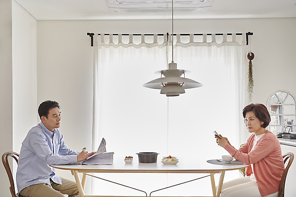 포토 JPG 부부 여자 남자 중년 50대 가족 식탁 밥 실내 요리 들기 앉기 상반신 두명 옆모습 스마트폰 식사 한국인 시간 신문 된장찌개 싸움 단절 중년만 국내포토 커플 한식 음식 뷰포인트 관계 모션 탁자 사람 동양인 성인 내부 간행물 핸드폰 스마트기기 뉴스 찌개 성인만 파일형식