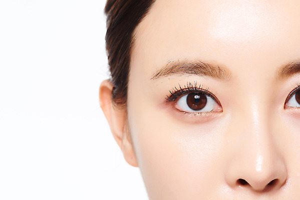 포토 JPG 스튜디오촬영 여자 의학 실내 관리 한명 근접촬영 20대 앞모습 뷰티 한국인 수술 성형수술 흰배경 시술 안구 의료성형뷰티 국내포토 1 뷰포인트 백그라운드 사람 동양인 청년 내부 신체부위 치료 흰색 파일형식