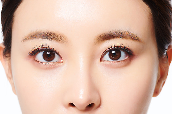 포토 JPG 스튜디오촬영 여자 의학 실내 관리 한명 근접촬영 20대 앞모습 뷰티 한국인 수술 성형수술 흰배경 시술 안구 의료성형뷰티 국내포토 1 뷰포인트 백그라운드 사람 동양인 청년 내부 신체부위 치료 흰색 파일형식