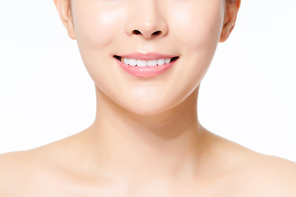 포토 JPG 스튜디오촬영 여자 의학 실내 관리 한명 미소 근접촬영 상반신 20대 앞모습 뷰티 한국인 입 수술 성형수술 치아 흰배경 턱 시술 의료성형뷰티 국내포토 1 뷰포인트 백그라운드 표정 사람 동양인 청년 내부 신체부위 치료 흰색 소화기관 파일형식