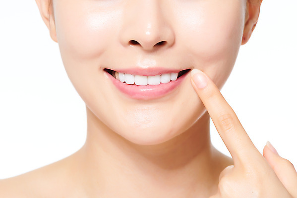 포토 JPG 스튜디오촬영 여자 의학 실내 관리 한명 미소 손짓 근접촬영 상반신 20대 앞모습 뷰티 한국인 가리킴 입 수술 성형수술 치아 흰배경 시술 의료성형뷰티 국내포토 1 뷰포인트 백그라운드 모션 표정 사람 동양인 청년 내부 신체부위 치료 흰색 소화기관 파일형식