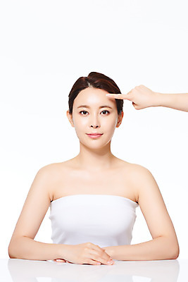 포토 JPG 스튜디오촬영 손 여자 의학 실내 관리 한명 손짓 상반신 20대 앞모습 신체부위 뷰티 한국인 가리킴 수술 성형수술 흰배경 시술 이마 의료성형뷰티 국내포토 1 뷰포인트 백그라운드 모션 사람 동양인 청년 내부 치료 흰색 파일형식