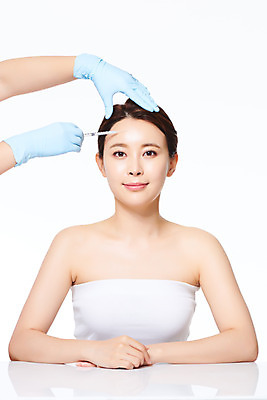 포토 JPG 스튜디오촬영 손 여자 장갑 의학 실내 관리 주사기 한명 상반신 20대 앞모습 신체부위 뷰티 한국인 수술 성형수술 흰배경 보톡스 시술 이마 의료성형뷰티 필러 국내포토 1 잡화 뷰포인트 백그라운드 의료기기 사람 동양인 청년 내부 치료 흰색 파일형식