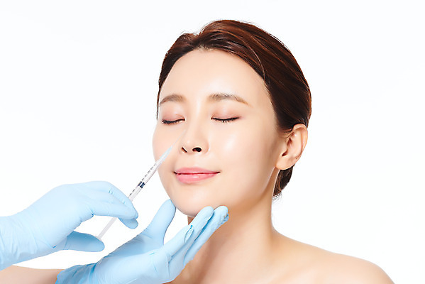 포토 JPG 스튜디오촬영 손 여자 얼굴 장갑 의학 실내 관리 주사기 한명 상반신 20대 앞모습 신체부위 뷰티 눈감음 한국인 수술 성형수술 흰배경 코 보톡스 시술 의료성형뷰티 필러 국내포토 1 잡화 뷰포인트 백그라운드 의료기기 모션 사람 동양인 청년 내부 치료 흰색 파일형식