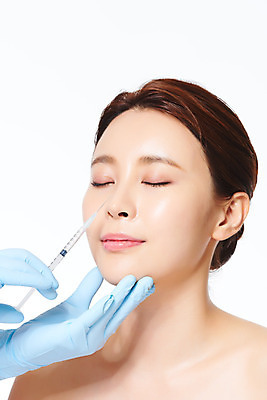 포토 JPG 스튜디오촬영 손 여자 얼굴 장갑 의학 실내 관리 주사기 한명 상반신 20대 옆모습 신체부위 뷰티 눈감음 한국인 수술 성형수술 흰배경 코 보톡스 시술 의료성형뷰티 필러 국내포토 1 잡화 뷰포인트 백그라운드 의료기기 모션 사람 동양인 청년 내부 치료 흰색 파일형식
