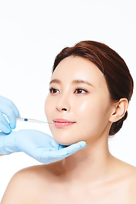포토 JPG 스튜디오촬영 손 여자 얼굴 장갑 의학 실내 관리 주사기 한명 상반신 20대 옆모습 신체부위 뷰티 한국인 수술 성형수술 입술 흰배경 보톡스 시술 의료성형뷰티 필러 국내포토 1 잡화 뷰포인트 백그라운드 의료기기 사람 동양인 청년 내부 치료 흰색 파일형식