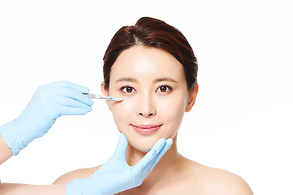 포토 JPG 스튜디오촬영 손 여자 얼굴 장갑 의학 실내 관리 한명 상반신 20대 앞모습 신체부위 뷰티 한국인 수술 성형수술 흰배경 시술 메스 의료성형뷰티 국내포토 1 잡화 뷰포인트 백그라운드 사람 동양인 청년 내부 치료 흰색 수술도구 파일형식