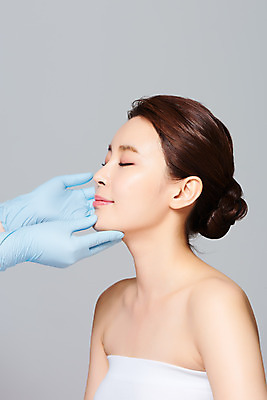 포토 JPG 스튜디오촬영 손 여자 장갑 의학 회색배경 실내 관리 한명 상반신 20대 옆모습 신체부위 뷰티 한국인 수술 성형수술 시술 의료성형뷰티 국내포토 1 잡화 뷰포인트 백그라운드 사람 동양인 청년 내부 치료 회색 파일형식