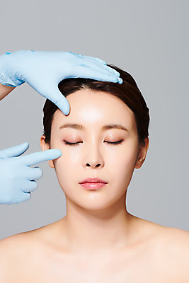 포토 JPG 스튜디오촬영 손 여자 장갑 의학 회색배경 실내 관리 한명 상반신 20대 앞모습 신체부위 뷰티 눈감음 한국인 가리킴 수술 성형수술 시술 의료성형뷰티 국내포토 1 잡화 뷰포인트 백그라운드 모션 사람 동양인 손짓 청년 내부 치료 회색 파일형식