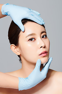 포토 JPG 스튜디오촬영 손 여자 얼굴 장갑 의학 회색배경 실내 관리 한명 상반신 20대 옆모습 신체부위 뷰티 한국인 수술 성형수술 시술 의료성형뷰티 국내포토 1 잡화 뷰포인트 백그라운드 사람 동양인 청년 내부 치료 회색 파일형식