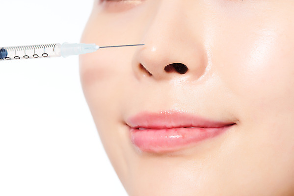 포토 JPG 스튜디오촬영 여자 장갑 의학 실내 관리 주사기 한명 미소 근접촬영 20대 옆모습 뷰티 한국인 수술 성형수술 흰배경 코 보톡스 시술 의료성형뷰티 필러 국내포토 1 잡화 뷰포인트 백그라운드 의료기기 표정 사람 동양인 청년 내부 신체부위 치료 흰색 파일형식