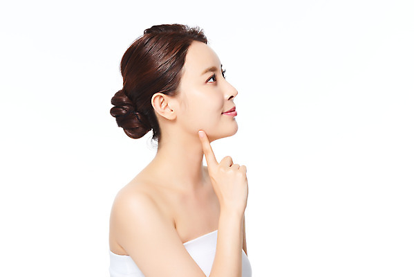 포토 JPG 스튜디오촬영 응시 여자 의학 실내 관리 한명 미소 손짓 상반신 20대 옆모습 뷰티 한국인 가리킴 수술 성형수술 흰배경 턱 시술 의료성형뷰티 국내포토 1 시선 뷰포인트 백그라운드 모션 표정 사람 동양인 청년 내부 치료 흰색 파일형식
