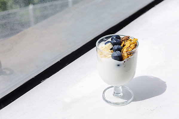 포토 JPG 스튜디오촬영 음료 잔 바나나 실내 취미 사람없음 한개 카페 흰배경 블루베리 요거트 콘프레이크 소확행 홈카페 국내포토 1 식기 백그라운드 과일 유제품 내부 상점 흰색 시리얼 신조어 파일형식