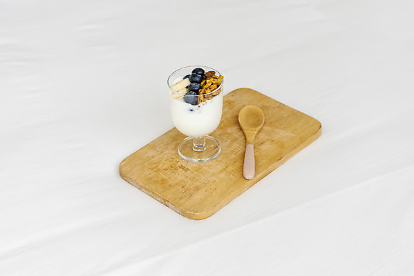 포토 JPG 스튜디오촬영 음료 잔 도마 바나나 실내 취미 사람없음 한개 카페 흰배경 블루베리 나무숟가락 요거트 나무도마 콘프레이크 소확행 홈카페 국내포토 1 식기 백그라운드 과일 주방용품 유제품 내부 목재 상점 숟가락 흰색 시리얼 신조어 파일형식