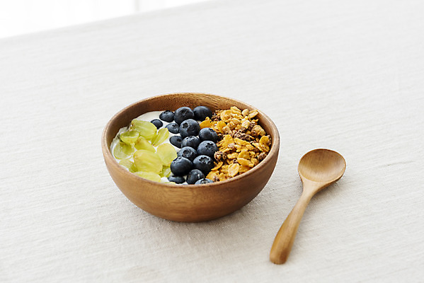 포토 JPG 스튜디오촬영 음료 포도 실내 취미 사람없음 책 한개 카페 흰배경 블루베리 나무숟가락 요거트 나무그릇 콘프레이크 소확행 홈카페 국내포토 1 그릇 백그라운드 과일 유제품 내부 목재 상점 숟가락 흰색 시리얼 신조어 파일형식