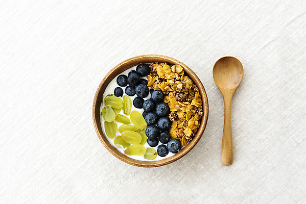 포토 JPG 스튜디오촬영 음료 포도 실내 취미 사람없음 책 하이앵글 한개 카페 흰배경 블루베리 나무숟가락 요거트 나무그릇 콘프레이크 소확행 홈카페 국내포토 1 그릇 뷰포인트 백그라운드 과일 유제품 내부 목재 상점 숟가락 흰색 시리얼 신조어 파일형식