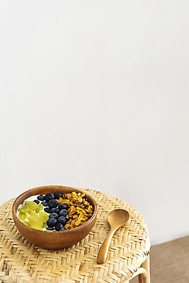 포토 JPG 스튜디오촬영 음료 포도 실내 취미 사람없음 책 한개 카페 흰배경 블루베리 나무숟가락 요거트 나무그릇 스툴 콘프레이크 소확행 홈카페 국내포토 1 그릇 백그라운드 의자 과일 유제품 내부 목재 상점 숟가락 흰색 시리얼 신조어 파일형식
