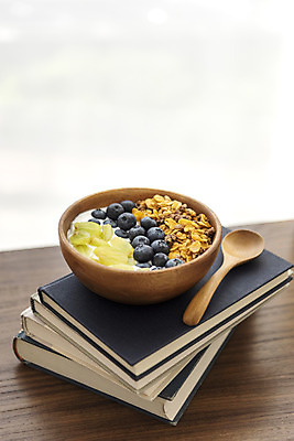 포토 JPG 스튜디오촬영 음료 포도 실내 취미 사람없음 책 한개 카페 흰배경 블루베리 나무숟가락 요거트 나무그릇 콘프레이크 소확행 홈카페 국내포토 1 그릇 백그라운드 과일 유제품 내부 목재 상점 숟가락 흰색 시리얼 신조어 파일형식