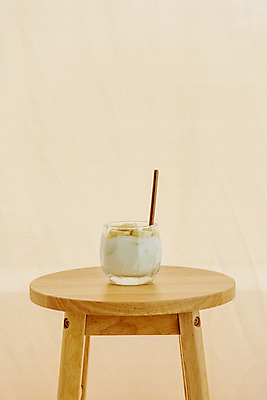 포토 JPG 스튜디오촬영 음료 잔 바나나 실내 취미 사람없음 한개 카페 나무숟가락 요거트 베이지색 스툴 소확행 홈카페 국내포토 1 식기 컬러 의자 과일 유제품 내부 상점 숟가락 신조어 파일형식