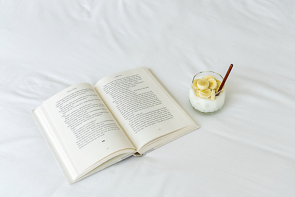 포토 JPG 스튜디오촬영 음료 잔 바나나 실내 취미 사람없음 책 한개 카페 흰배경 나무숟가락 요거트 소확행 홈카페 국내포토 1 식기 백그라운드 과일 유제품 내부 상점 숟가락 흰색 신조어 파일형식