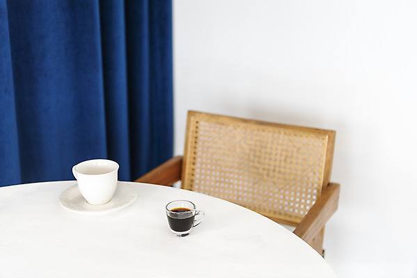 포토 JPG 스튜디오촬영 음료 의자 탁자 잔 실내 취미 사람없음 카페 커피잔 흰배경 에스프레소 소확행 홈카페 에스프레소잔 국내포토 식기 커피 가구 백그라운드 내부 상점 흰색 신조어 파일형식