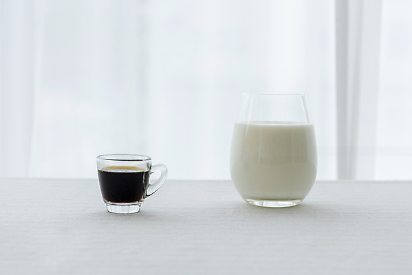 포토 JPG 스튜디오촬영 음료 탁자 실내 취미 사람없음 카페 우유 흰배경 에스프레소 소확행 홈카페 에스프레소잔 국내포토 커피 가구 백그라운드 잔 유제품 내부 상점 흰색 신조어 파일형식